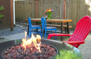 Paddlers Paradise! Walk to River! Seasonal Kayaks! Hot Tub!! Fire Table! BBQ! Fast WiFi!! Dog Friendly!